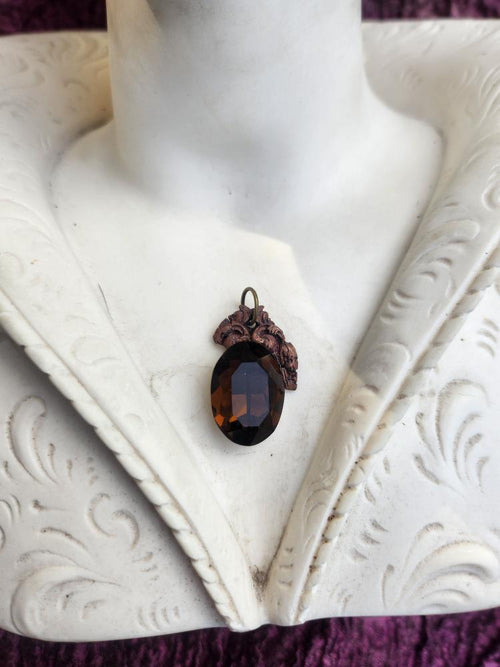 Colección Resonancia Arcana – Colgante de cobre hecho a mano con cristal ovalado marrón