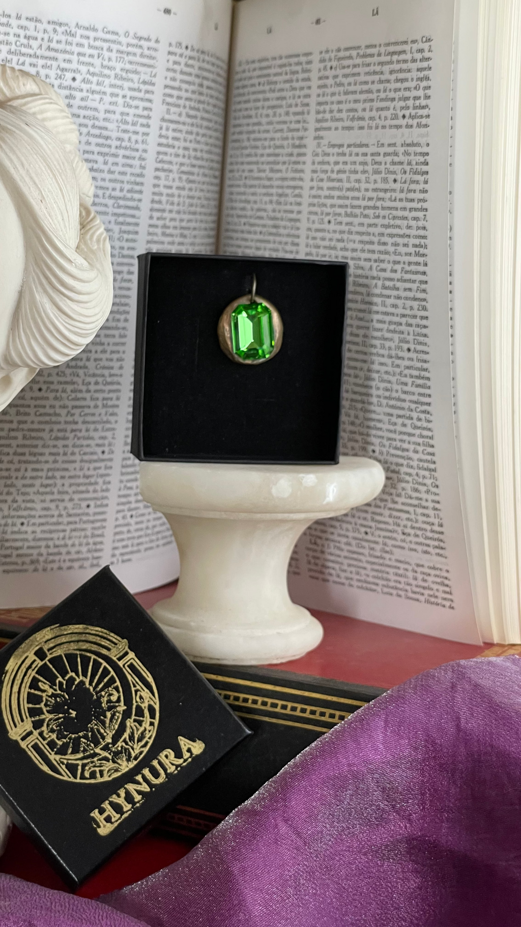 Colgante de esmeralda hecho a mano con colgante de cristal verde.