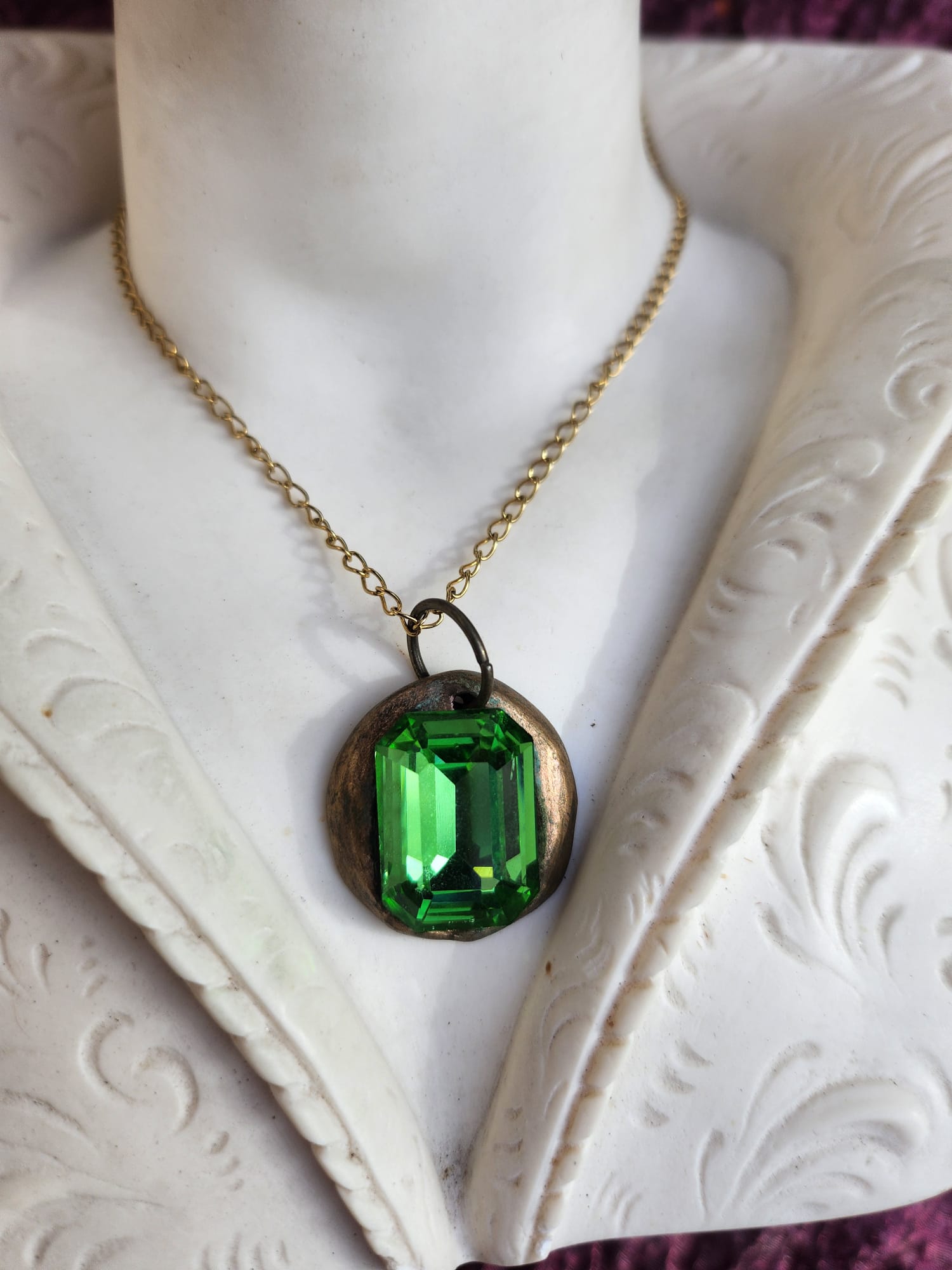 Emerald Green Crystal Pendant – Handmade Bronze Vintage Necklace for Nature-Inspired Style