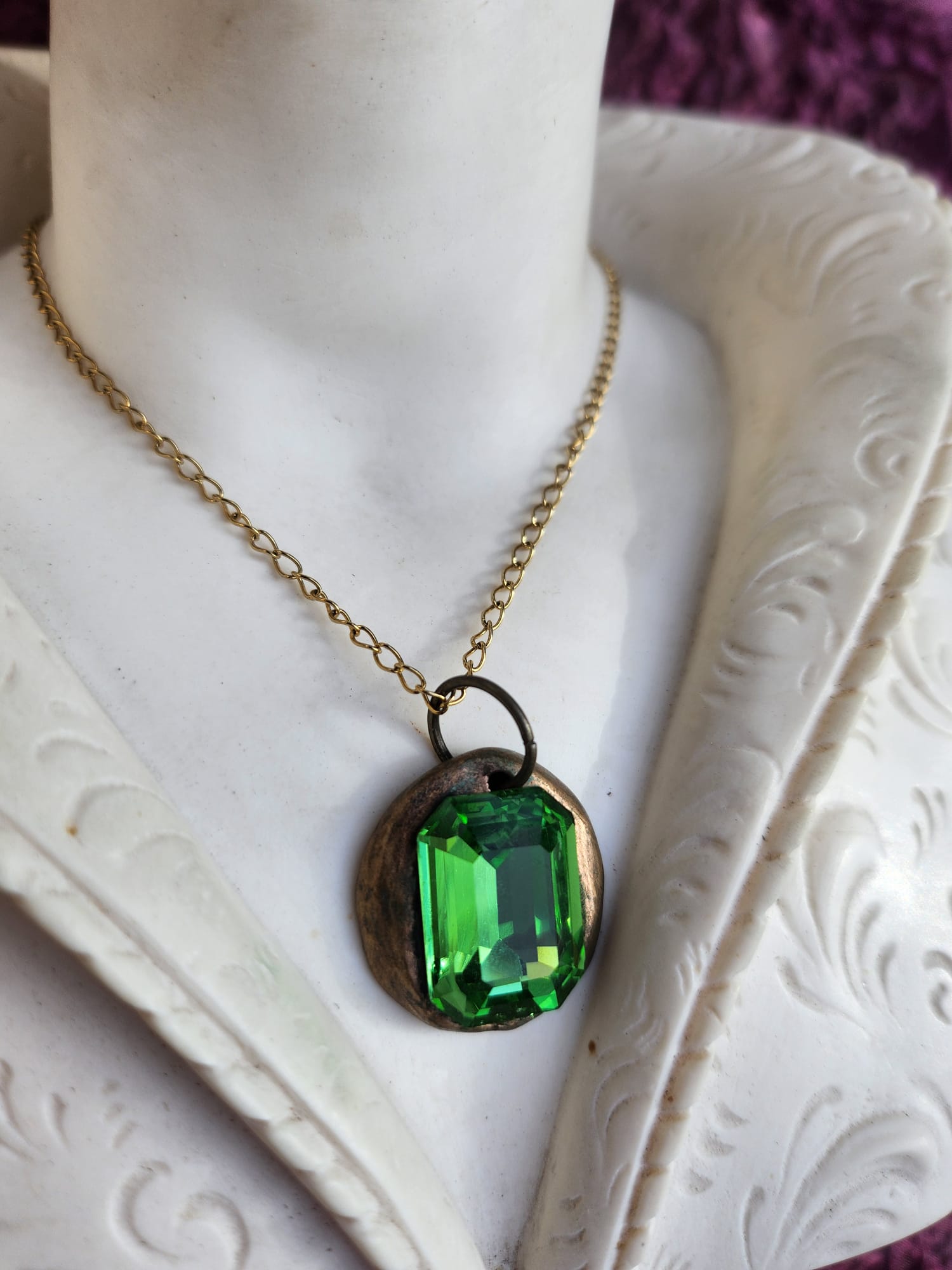 Emerald Green Crystal Pendant – Handmade Bronze Vintage Necklace for Nature-Inspired Style