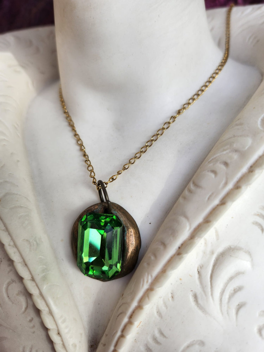 Emerald Green Crystal Pendant – Handmade Bronze Vintage Necklace for Nature-Inspired Style
