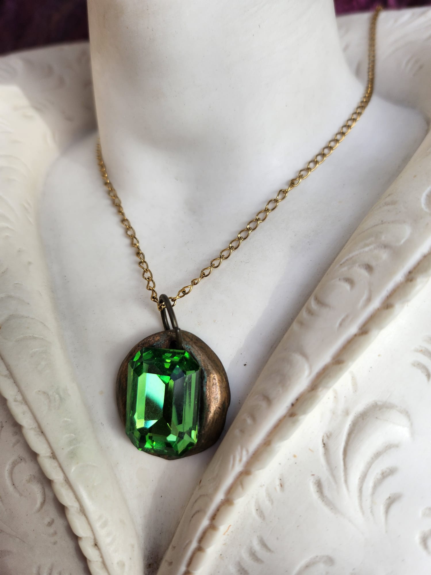 Emerald Green Crystal Pendant – Handmade Bronze Vintage Necklace for Nature-Inspired Style