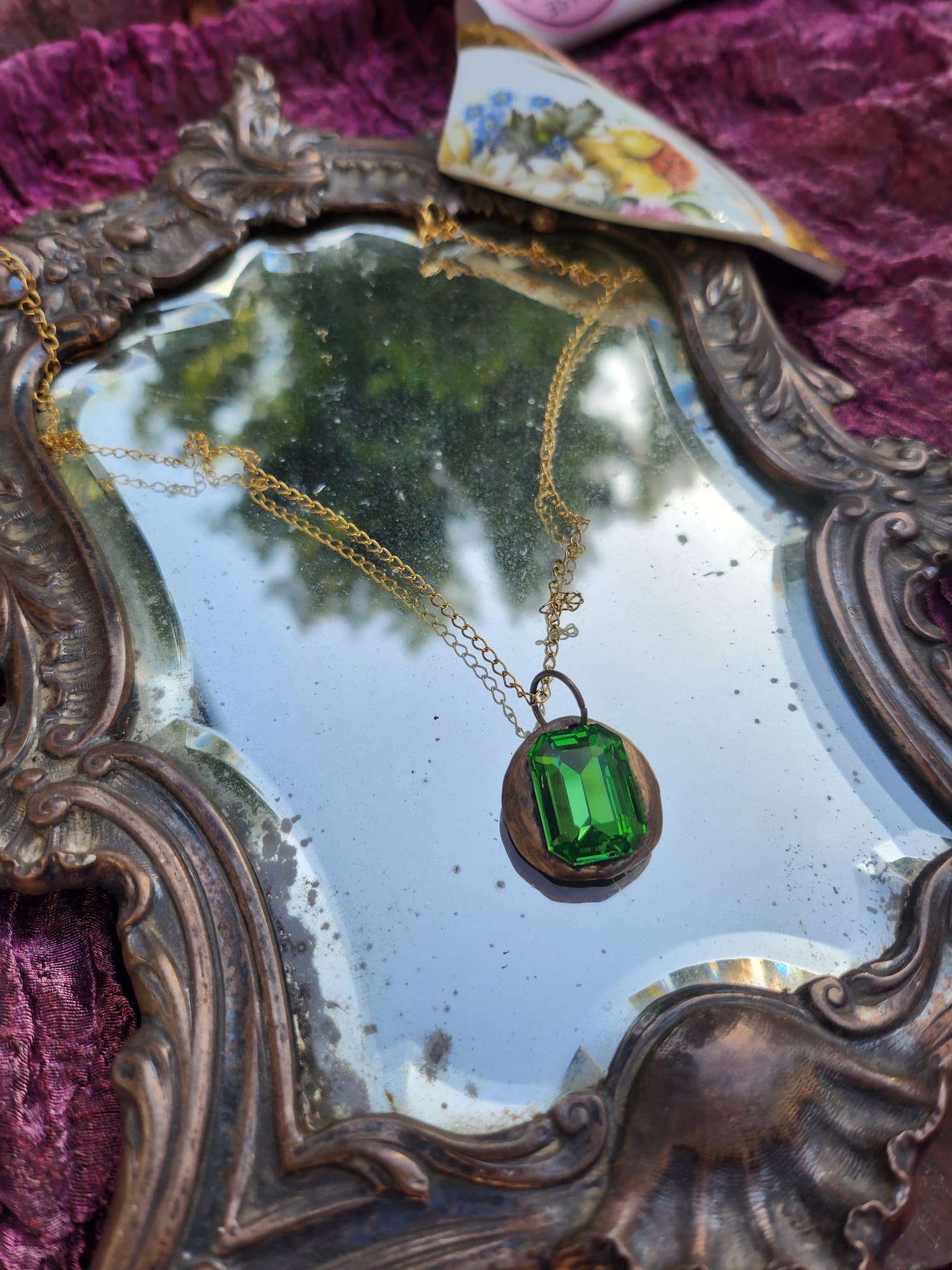 Emerald Green Crystal Pendant – Handmade Bronze Vintage Necklace for Nature-Inspired Style