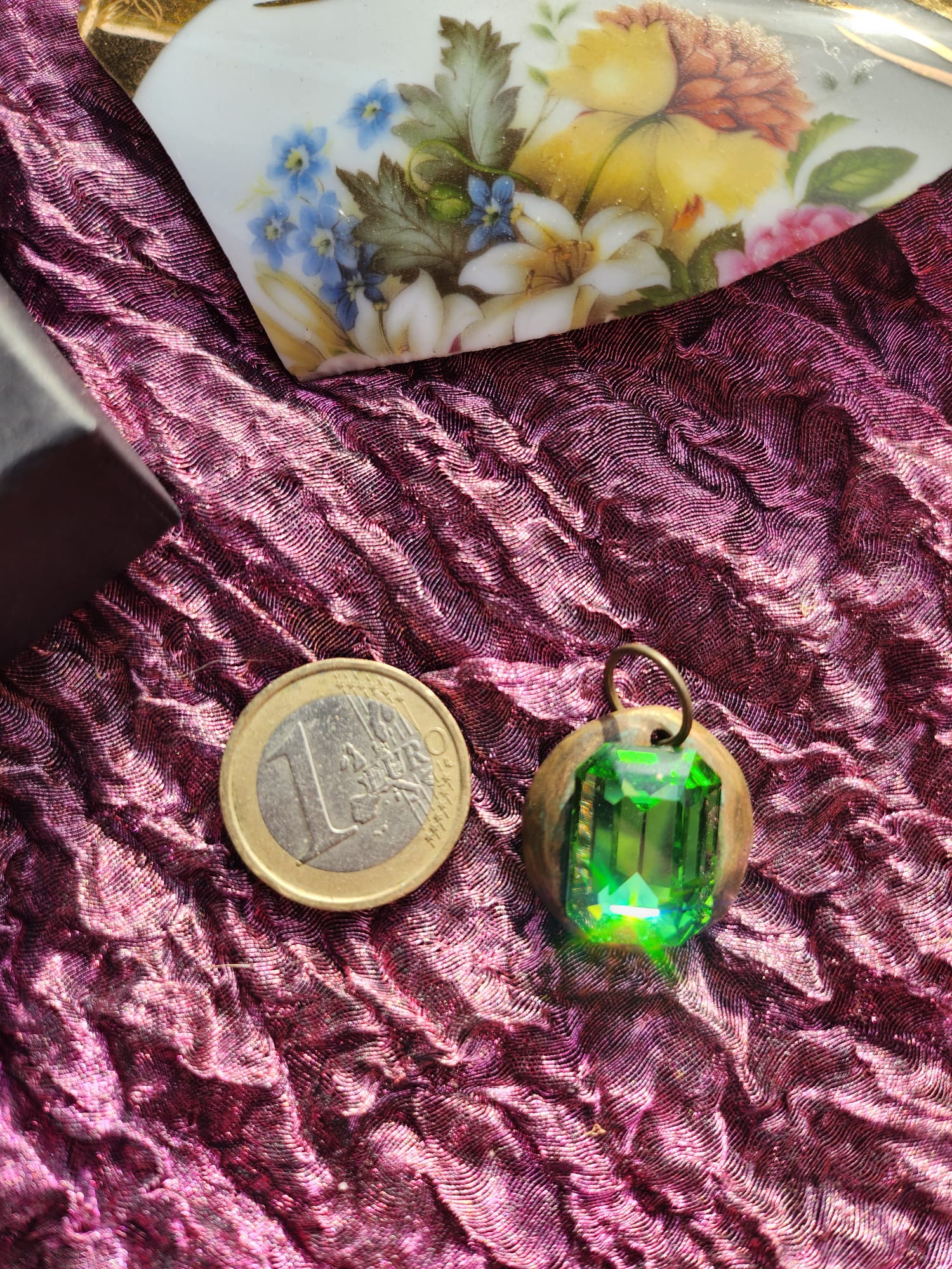 Emerald Green Crystal Pendant – Handmade Bronze Vintage Necklace for Nature-Inspired Style