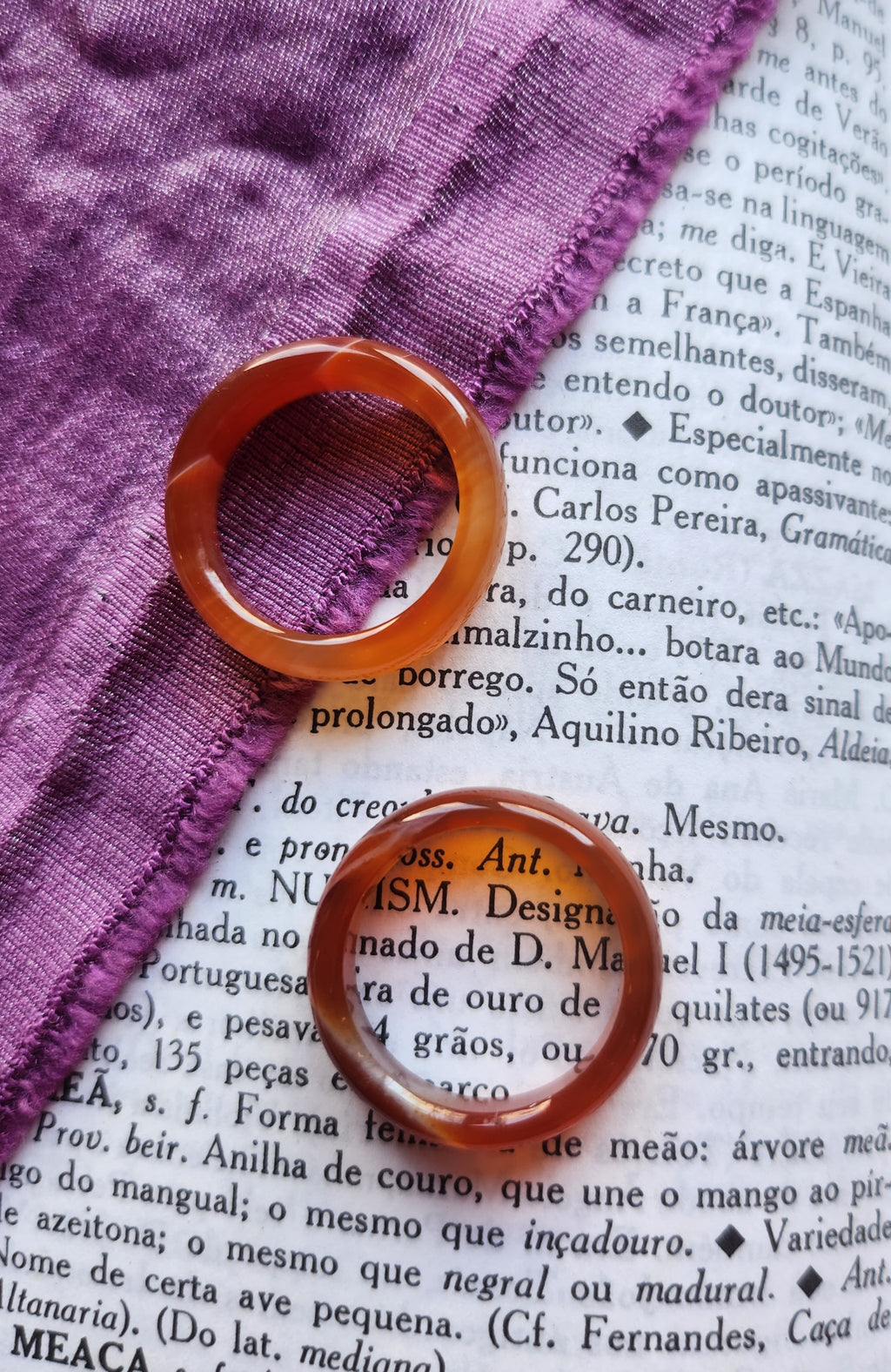 Anillo de ágata naranja con banda pulida