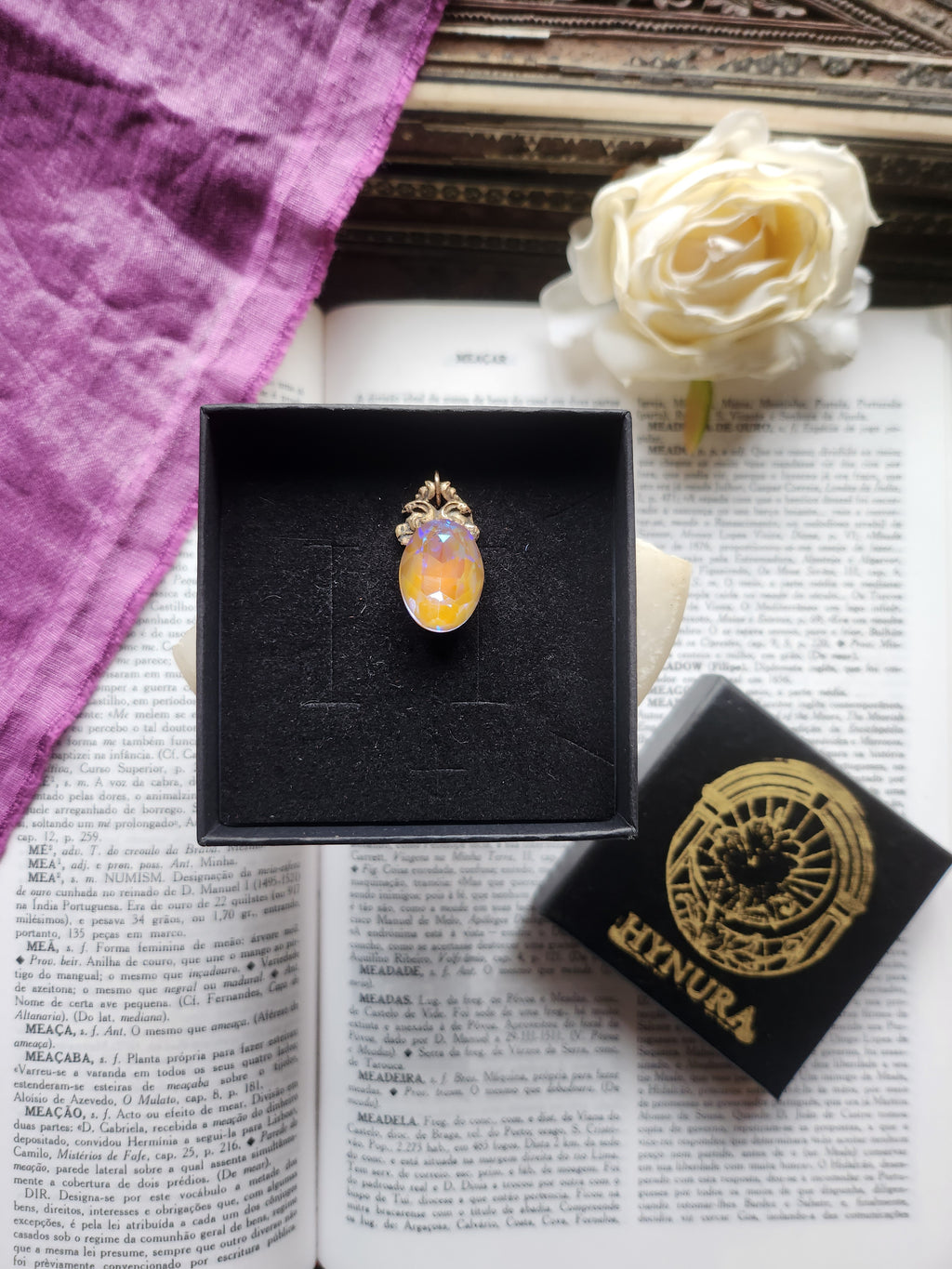 Colección Resonancia Arcana – Pequeño Colgante Artesanal de Bronce con Cristal Ovalado Iridiscente