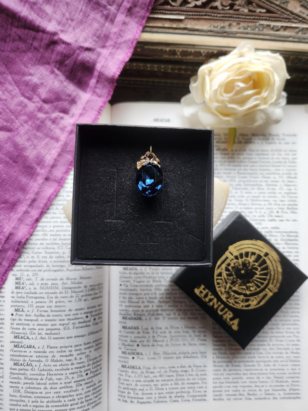 Colección Resonancia Arcana – Pequeño Colgante de Bronce Hecho a Mano con Cristal Ovalado Azul Profundo