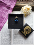 Colección Resonancia Arcana – Pequeño Colgante de Bronce Hecho a Mano con Cristal Ovalado Azul Profundo