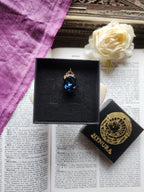 Colección Resonancia Arcana – Pequeño Colgante de Bronce Hecho a Mano con Cristal Ovalado Azul Profundo