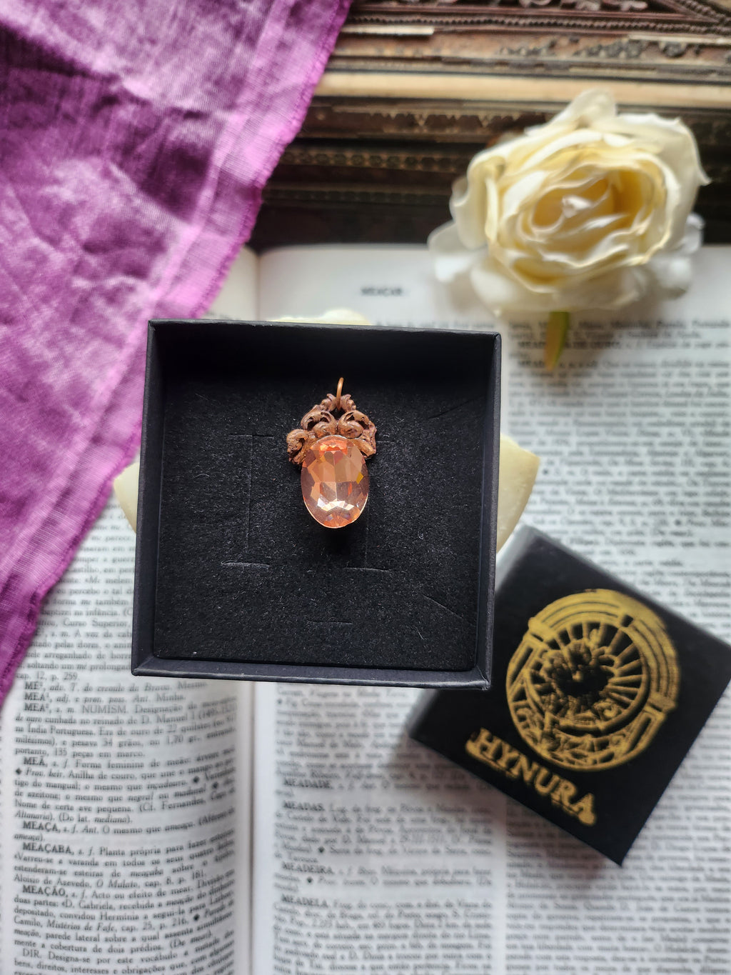 Colección Resonancia Arcana – Colgante de cobre hecho a mano con cristal ovalado color salmón