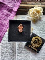 Colección Resonancia Arcana – Colgante de cobre hecho a mano con cristal ovalado color salmón