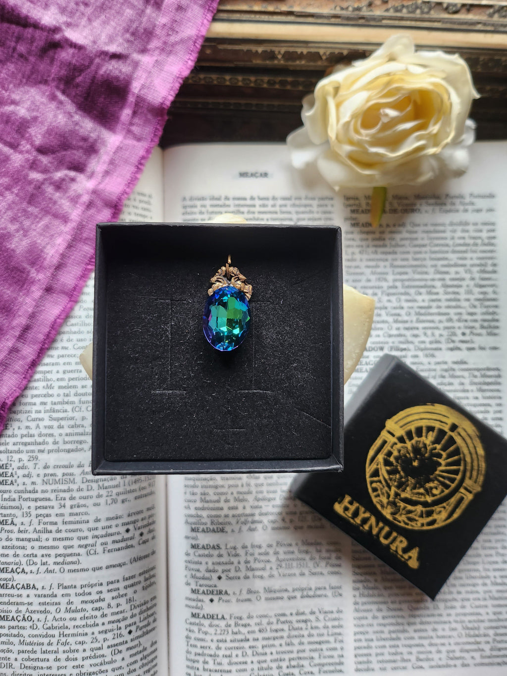 Coleção Ressonância Arcana – Pequeno Pendente Artesanal em Bronze com Cristal Oval Azul e Verde