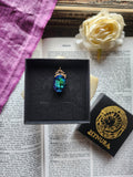 Coleção Ressonância Arcana – Pequeno Pendente Artesanal em Bronze com Cristal Oval Azul e Verde