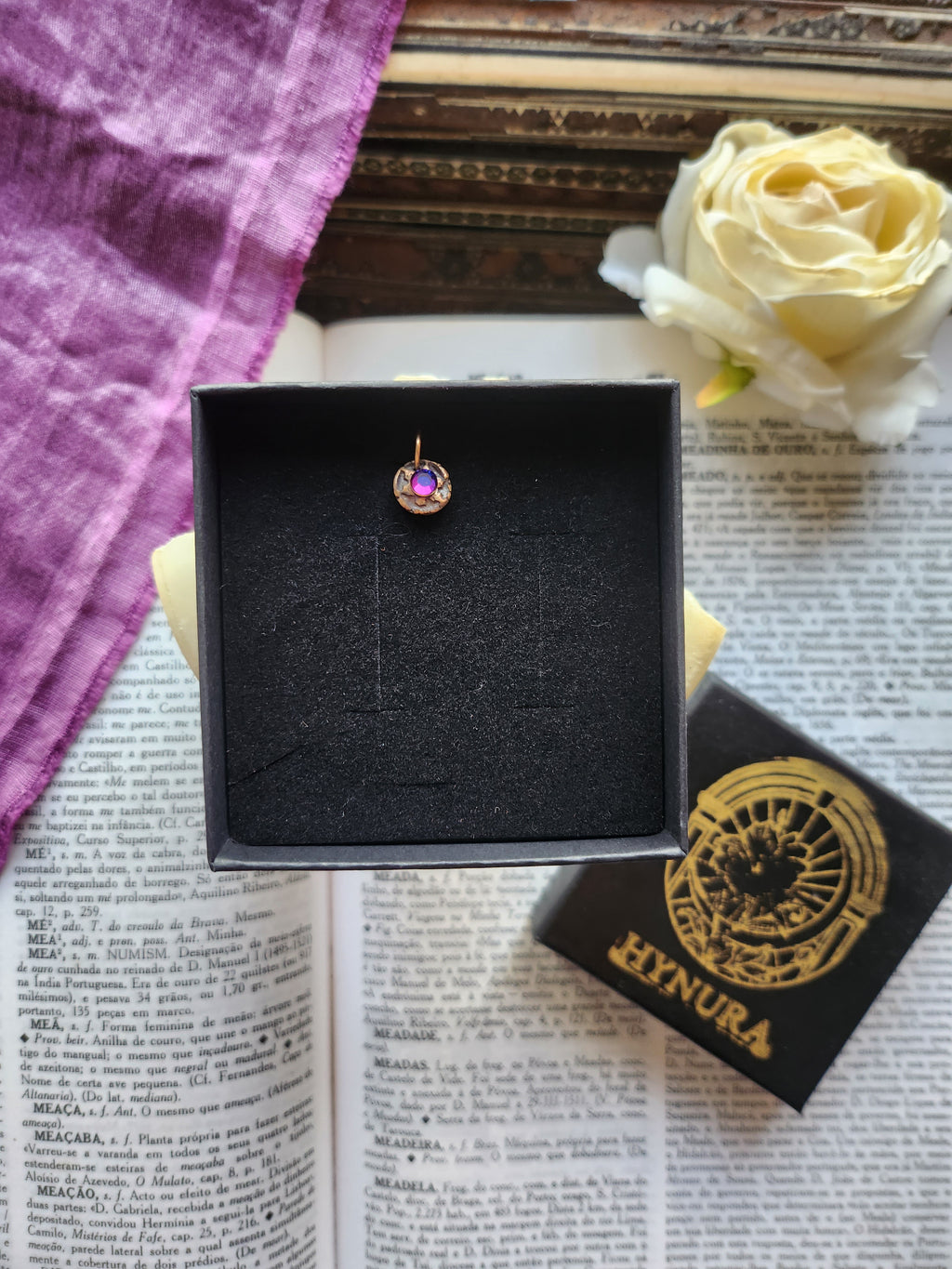 Colar de Bronze Artesanal com Cristais Multicoloridos