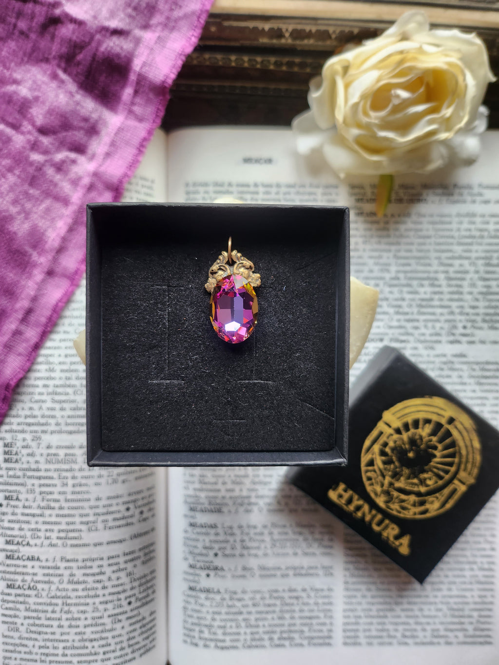 Colección Resonancia Arcana – Pequeño Colgante de Bronce Hecho a Mano con Cristal Ovalado Fucsia y Ámbar
