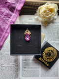 Colección Resonancia Arcana – Pequeño Colgante de Bronce Hecho a Mano con Cristal Ovalado Fucsia y Ámbar