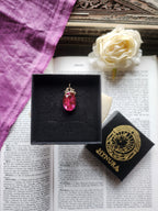 Colección Resonancia Arcana – Pequeño Colgante de Bronce Hecho a Mano con Cristal Ovalado Fucsia