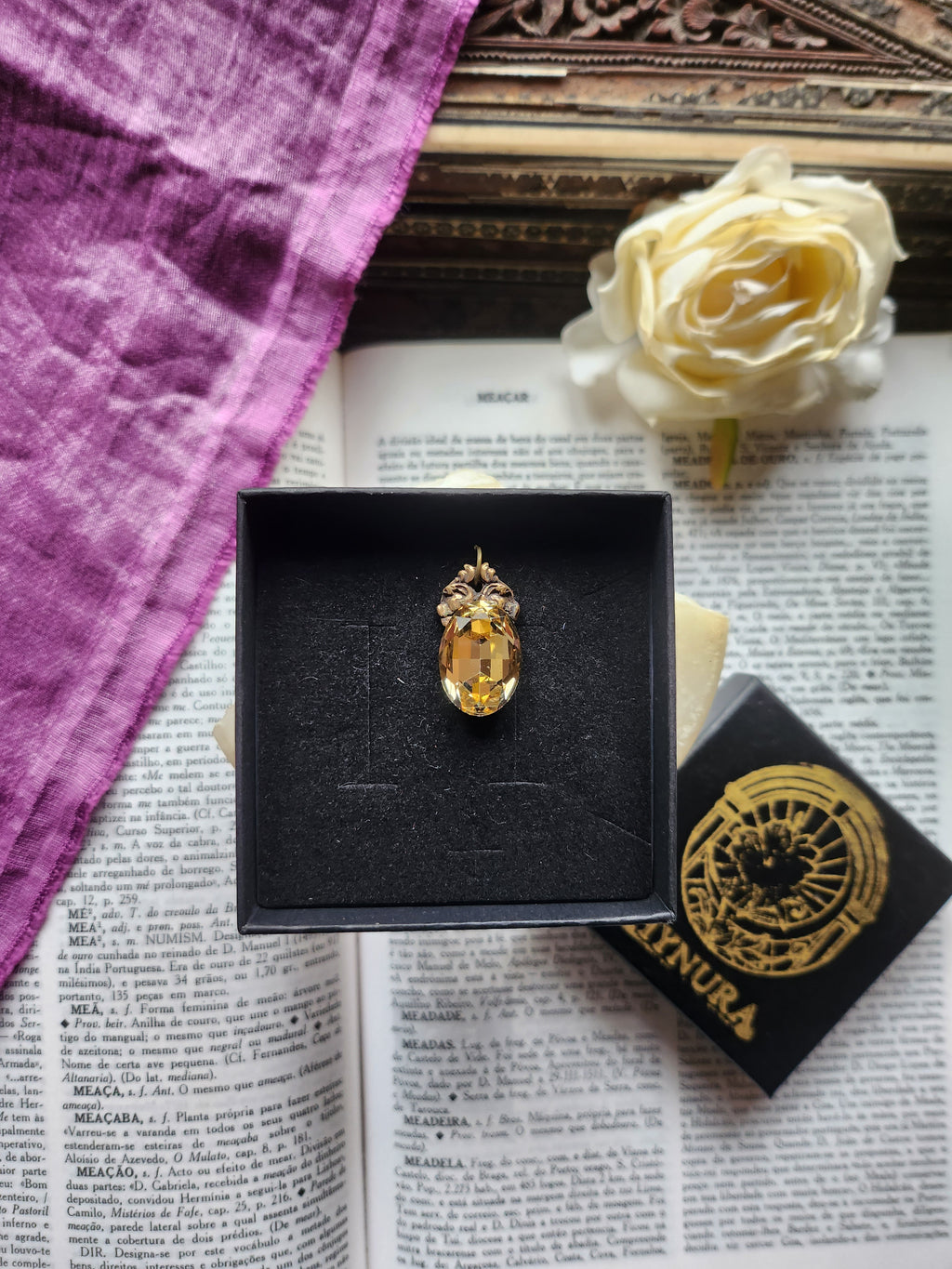 Colección Resonancia Arcana – Pequeño Colgante de Bronce Hecho a Mano con Cristal Ovalado Ámbar Claro