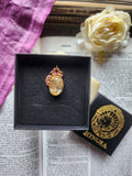 Coleção Ressonância Arcana – Pendente artesanal em cobre com cristal oval âmbar claro