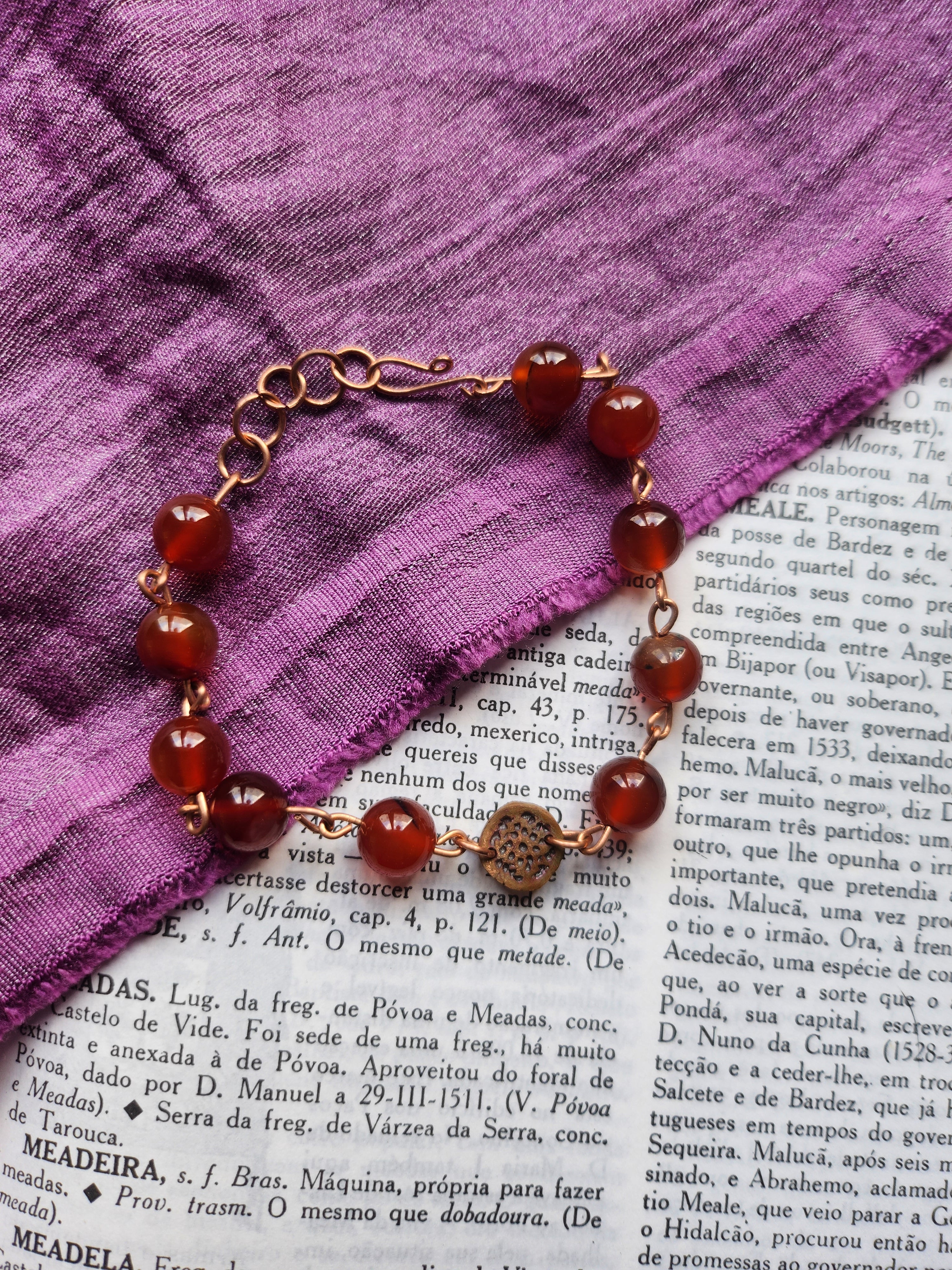 Pulsera artesanal de cornalina y cobre