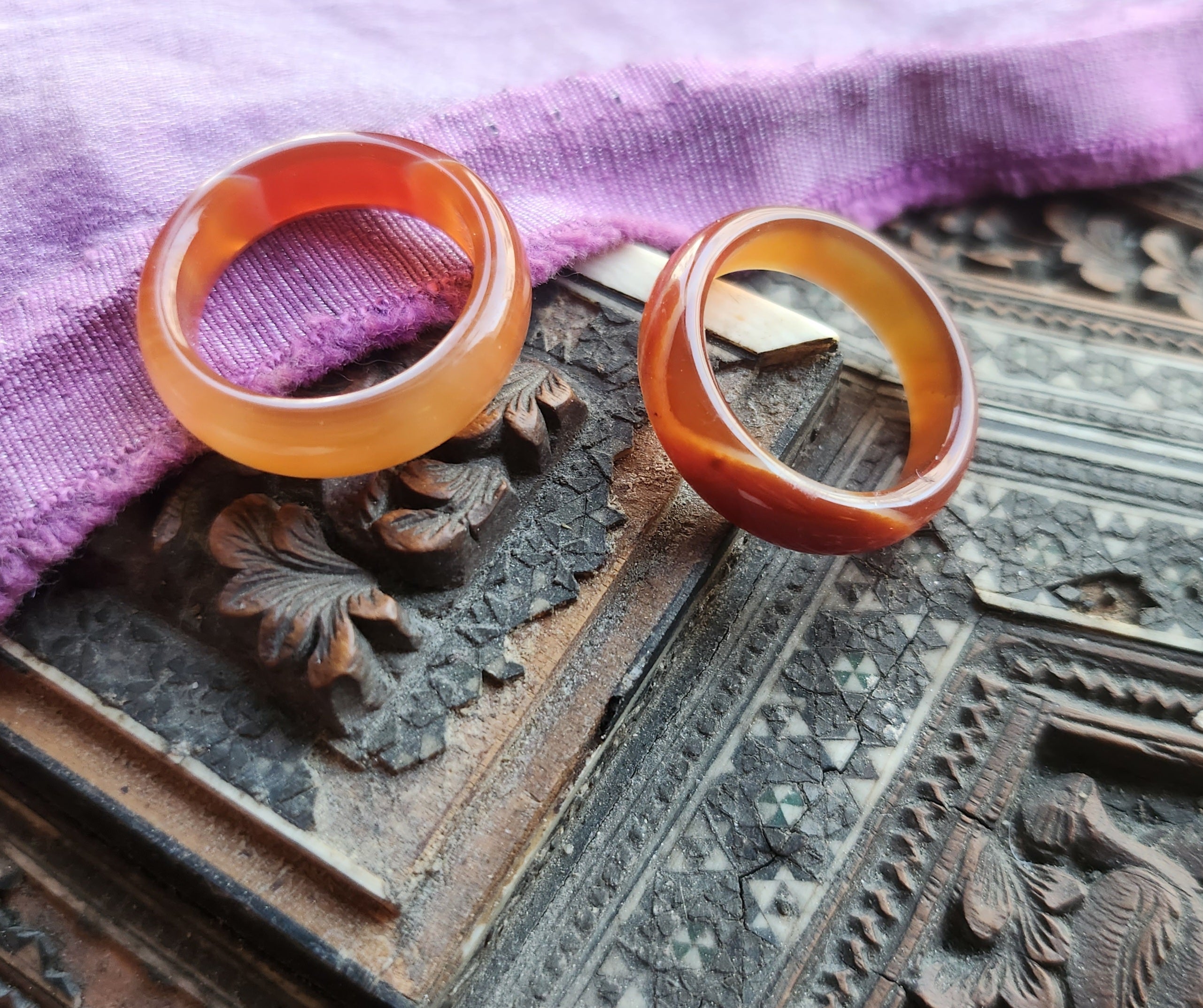 Anillo de ágata naranja con banda pulida