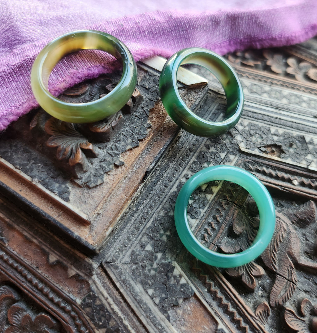 Anillo de ágata verde pulido