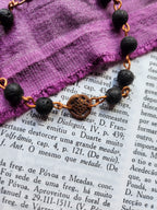 Pulsera artesanal de piedra volcánica y cobre