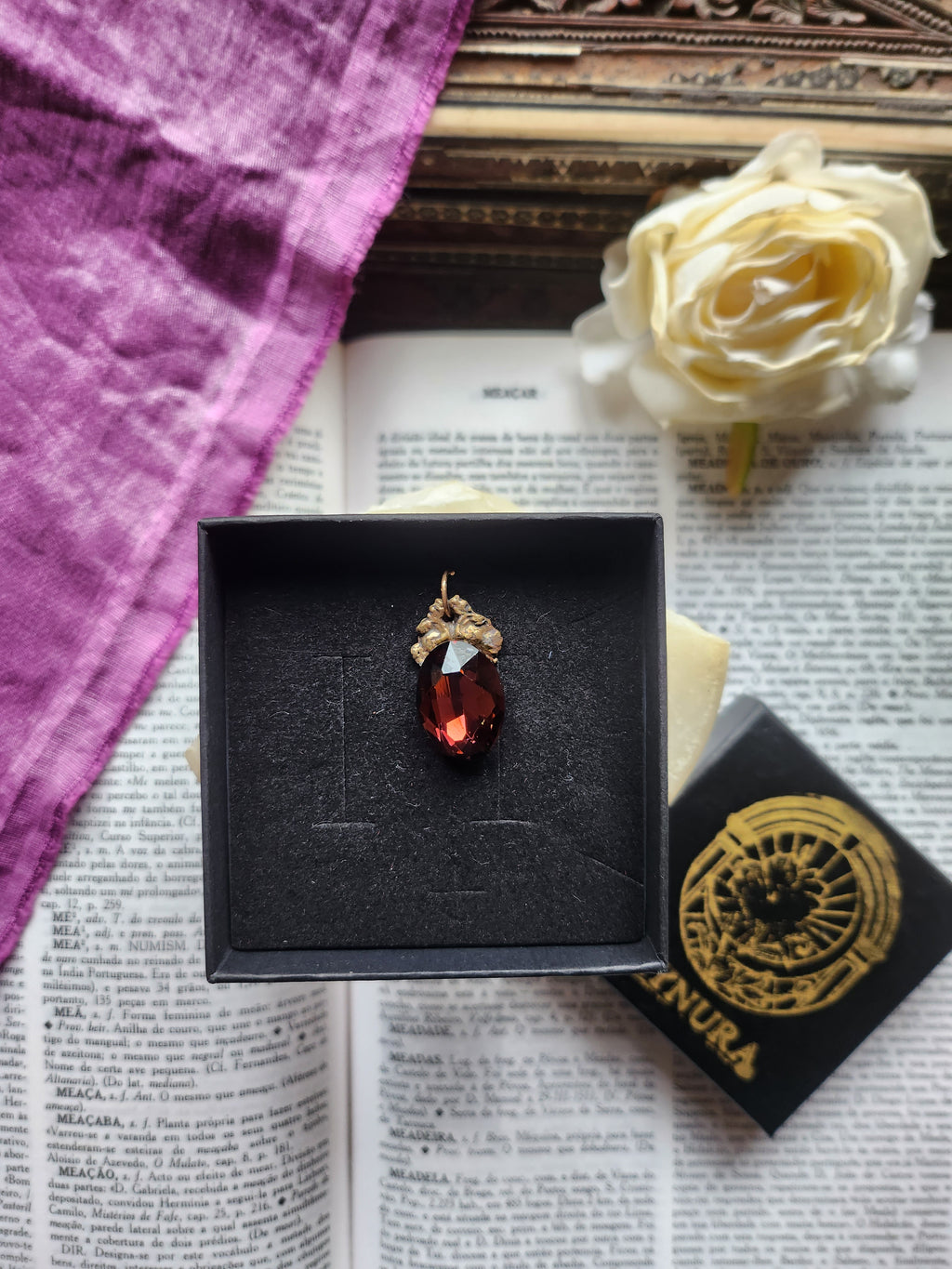 Colección Resonancia Arcana – Pequeño Colgante Artesanal de Bronce con Cristal Ovalado Marrón