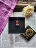 Colección Resonancia Arcana – Pequeño Colgante de Bronce Hecho a Mano con Cristal Ovalado Rosa Palo