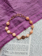 Pulsera artesanal de ópalo rosa y cobre