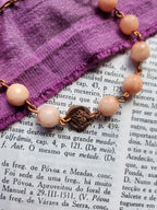 Pulsera artesanal de ópalo rosa y cobre