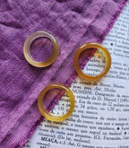 Anillo de ágata amarilla con banda pulida