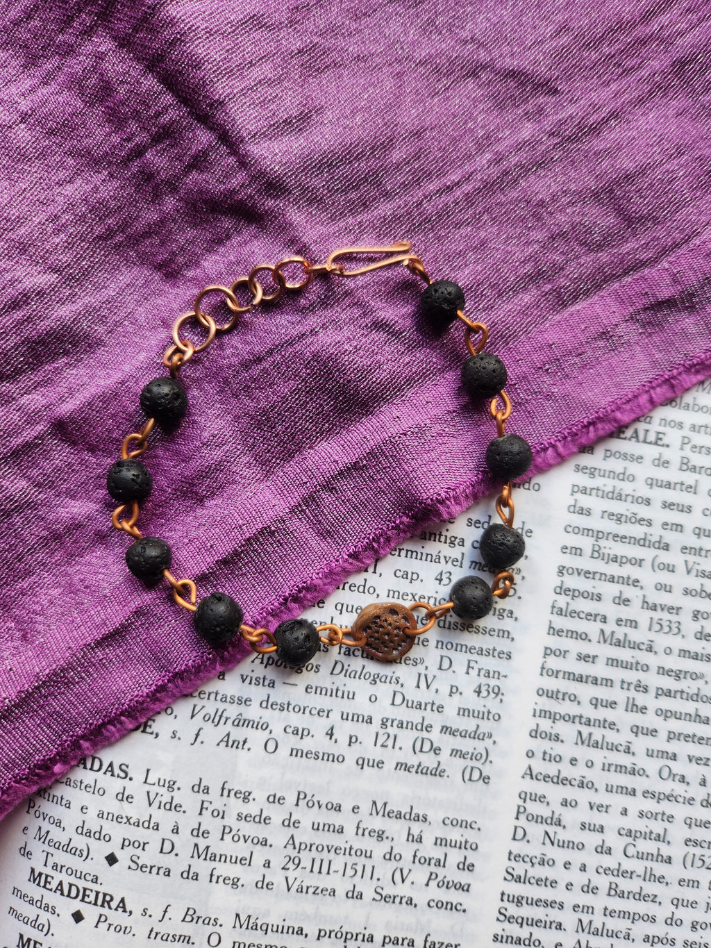 Pulsera artesanal de piedra volcánica y cobre